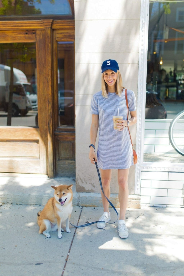 T-shirt robe originale, vetement femme tendance, mode femme 2019, femme qui promène son adorable chien et boit son café 