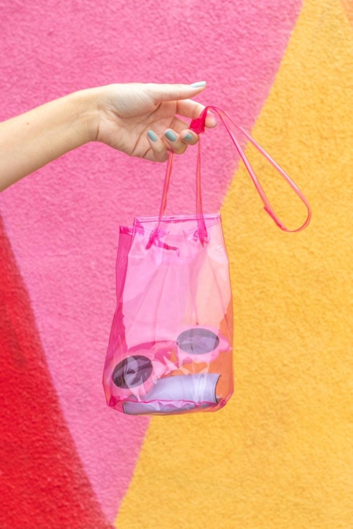 activité manuelle été, fabriquer un sac à main transparent facile, diy pochette vinyle en rose pour accessoire plage