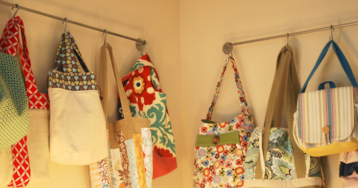 Chambre de rangement, sacs fait main en tissus différents et modèles différentes, couture facile, modele de sac en tissus, idée modèle à choisir