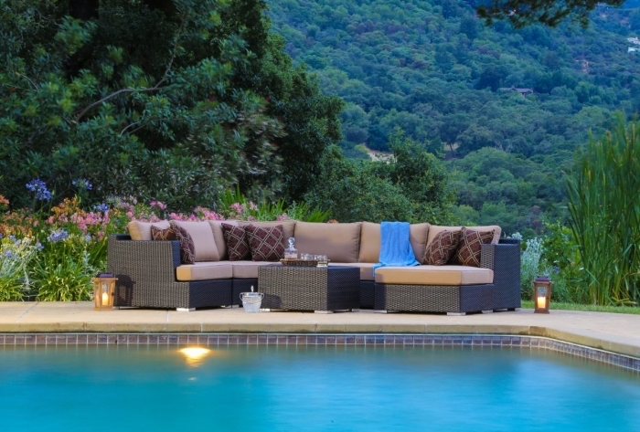 deco piscine moderne avec salon de jardin noir, modèle terrasse en dalles traditionnelle autour de la piscine