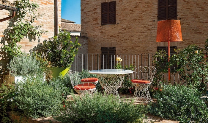 aménagement terrasse et jardin photo, déco extérieure avec clôture en fer et meubles de jardin table et chaise
