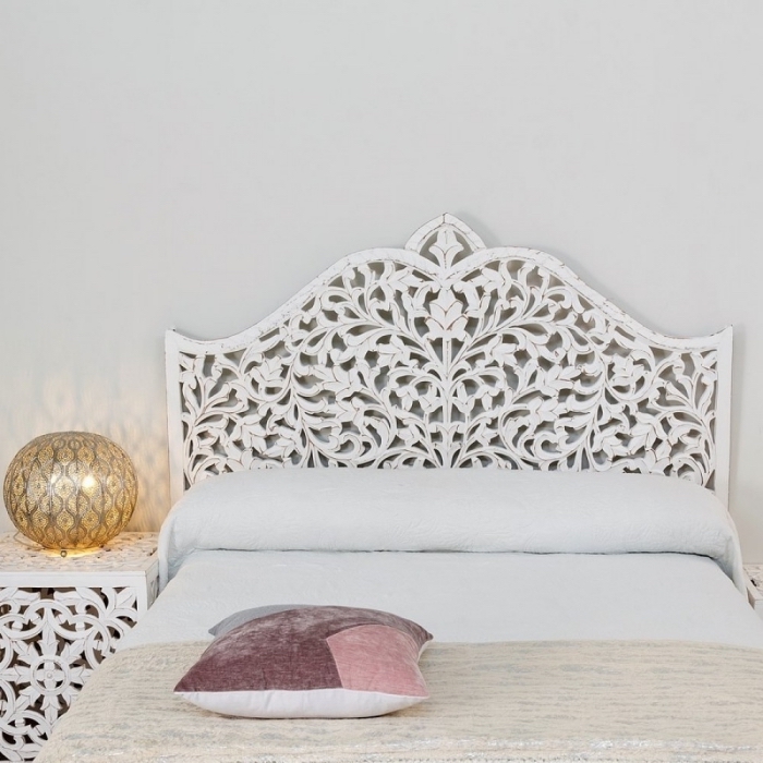 design moderne dans une chambre blanche avec meubles ethniques, idée tête de lit aux motifs volutes de style oriental
