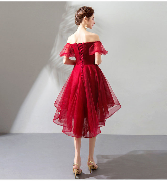Belle robe de soirée longue derrière courte devant, rouge robe épaules dénudées, soirée guinguette comment s'habiller, robe année 60