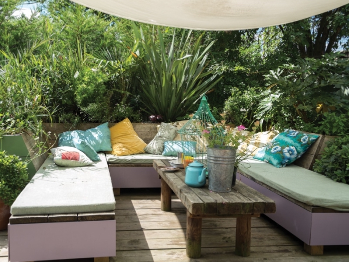 ambiance cozy dans un petit jardin aménagé avec meubles multifonctions, exemple banc de jardin avec rangement