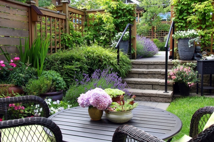 comment aménager son jardin avec table et chaises, déco cour arrière avec clôture en bois et terrasse bétonnée