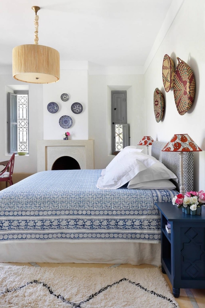 comment décorer une pièce de style oriental avec objets ethniques, exemple tête de lit en tissu bleu et blanc aux motifs géométriqus