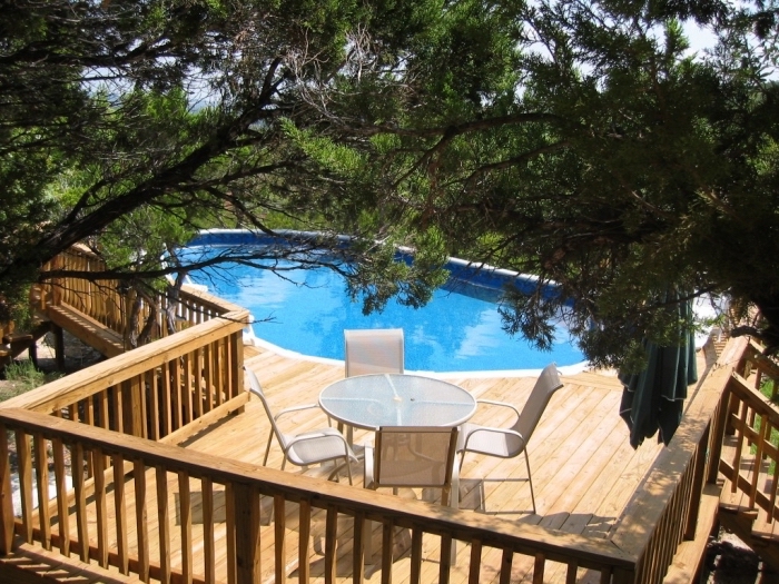 exemple d'amenagement exterieur piscine, quel revêtement de sol pour une terrasse de piscine rustique en bois