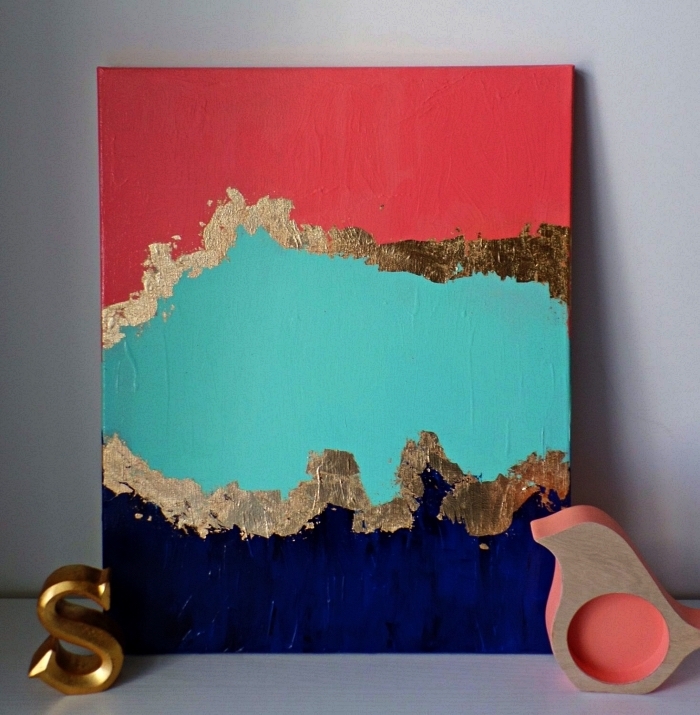 peinture moderne géode à l'acrylique en rouge, bleu et or, tableau abstrait à l'acrylique en déco de salon