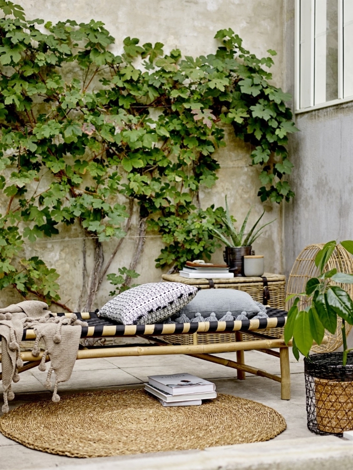 décoration bohème chic dans une cour arrière avec meubles en bois et accessoires couleurs neutres, idee amenagement jardin