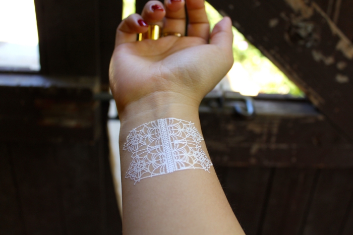 exemple de dessin blanc sur peau à motifs ethnique, idée tatouage blanc sur main pour mariage bohème chic