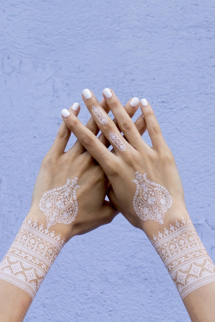 modèle manucure gel sur ongles courts à vernis blanc, idée tatouage temporaire aux motifs mandala géométriques en blanc