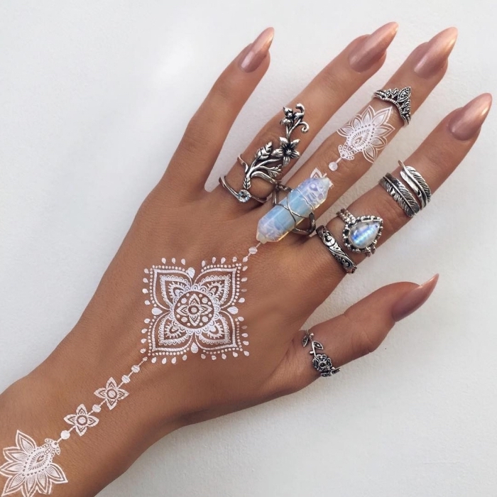 manucure ongles longs à effet brillant, idée tattoo blanc sur main et doigts à effet bijoux mandala, modèle tattoo blanc mandala
