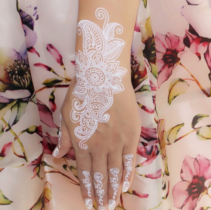 idée tatouage temporaire blanc sur main, modèle tattoo pour mariée à motifs mandala et fleurs en blanc, exemple dessin sur main henné