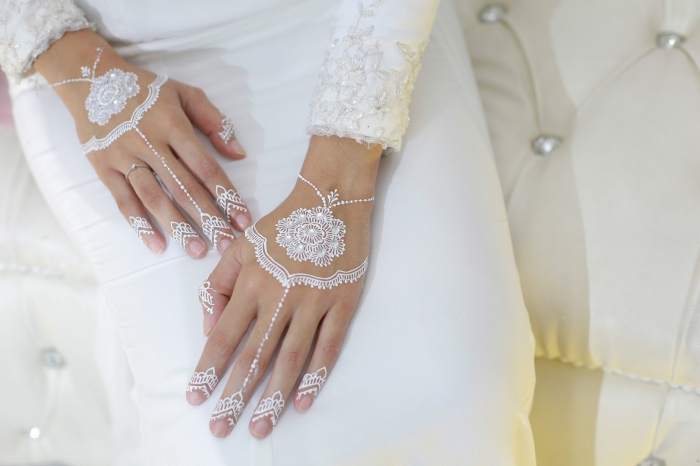 quel tattoo temporaire pour mariage, idée henné en blanc pour mariée aux motif mandala, modèle tattoo mariage bracelet et doigts