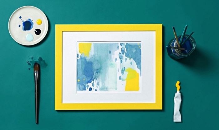 tableau peinture à l'acrylique effet aquarelle, peinture abstraite en bleu et jaune effet aquarelle