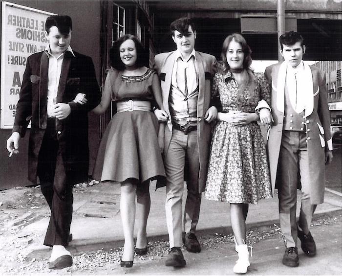 Amis d'école, tenue guinguette femme, lycéens des années 60, vetement annee 60 chic tenue
