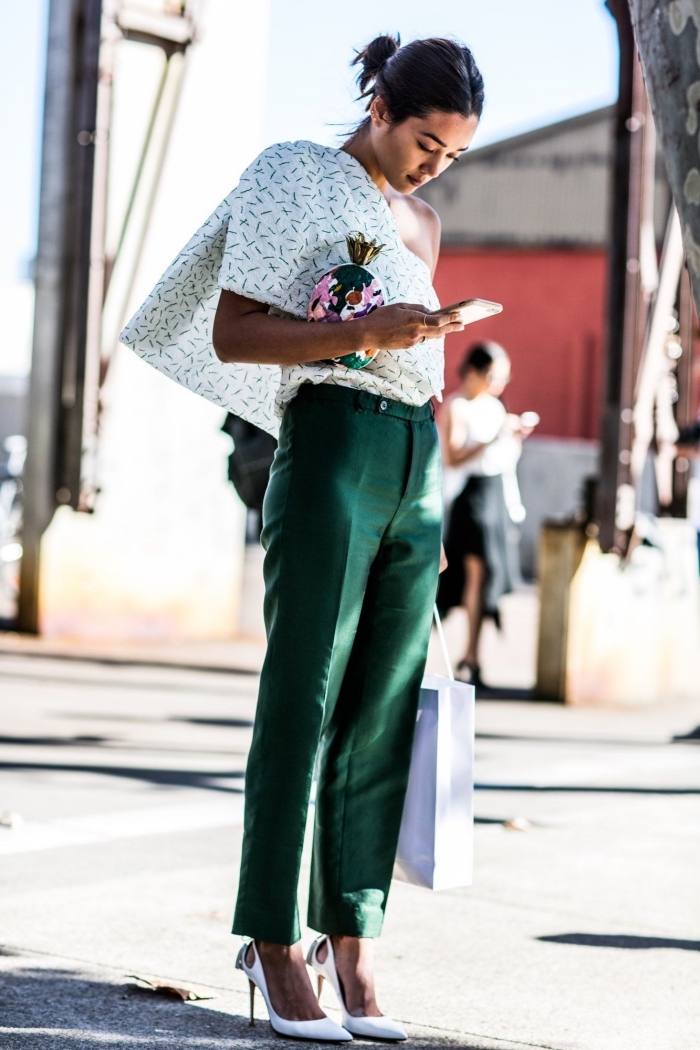 modèle de pantalon taille haute en vert foncé combinée avec blouse blanche avec col asymétrique et chaussures blanches