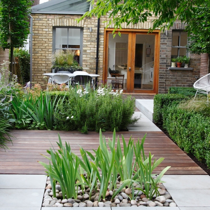 design extérieur moderne avec terrasse en carrelage et bois, déco petit jardin zen avec galets et plantes vertes