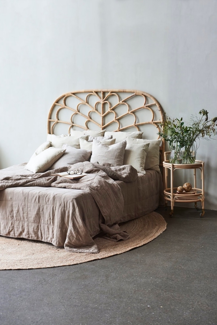 chambre à coucher gris clair de style minimaliste avec grand lit, idee tete de lit exotique en bambou et tapis jute