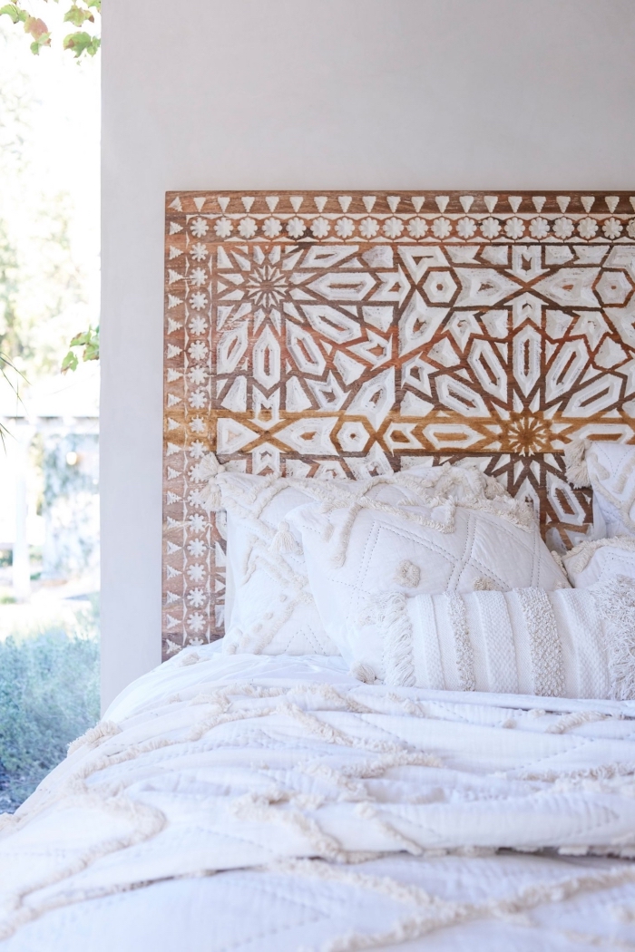 modèle de tête de lit originale aux motifs géométriques, idée décoration chambre de style orientale en blanc