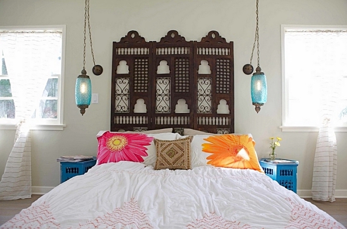 design intérieur chambre à coucher blanche, décoration grand lit avec tête de lit bois artisanale de style oriental