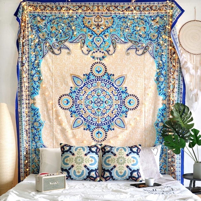 aménagement chambre orientale avec objets ethniques, idée deco tête de lit avec tapis motifs mandala en beige et turquoise
