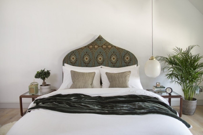 fabriquer tete de lit orientale avec tissu aux motifs ethniques, décoration chambre blanche avec accessoires tons neutres