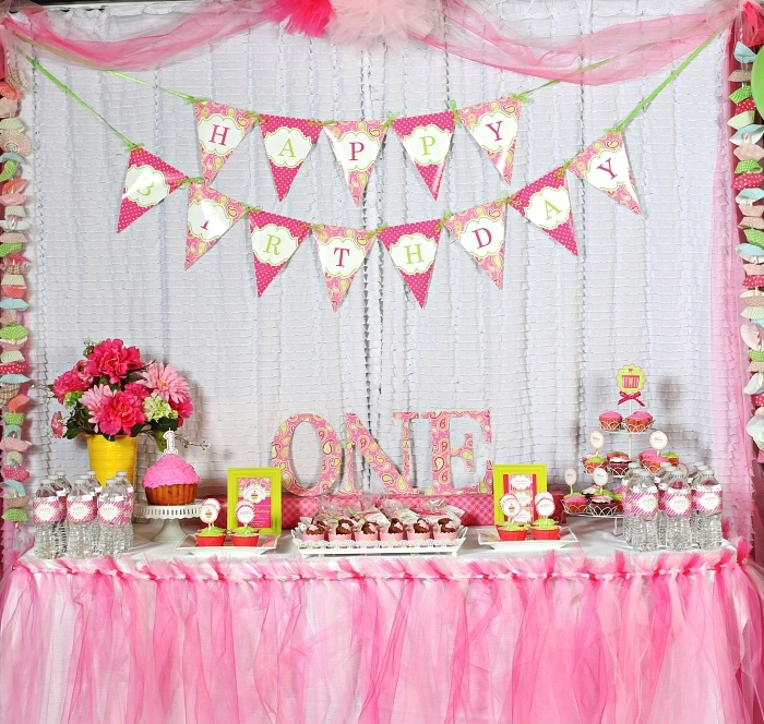 idée déco anniversaire fille en rose et vert sur le thème cupcake, table d'anniversaire habillée d'une jupe de table en tulle