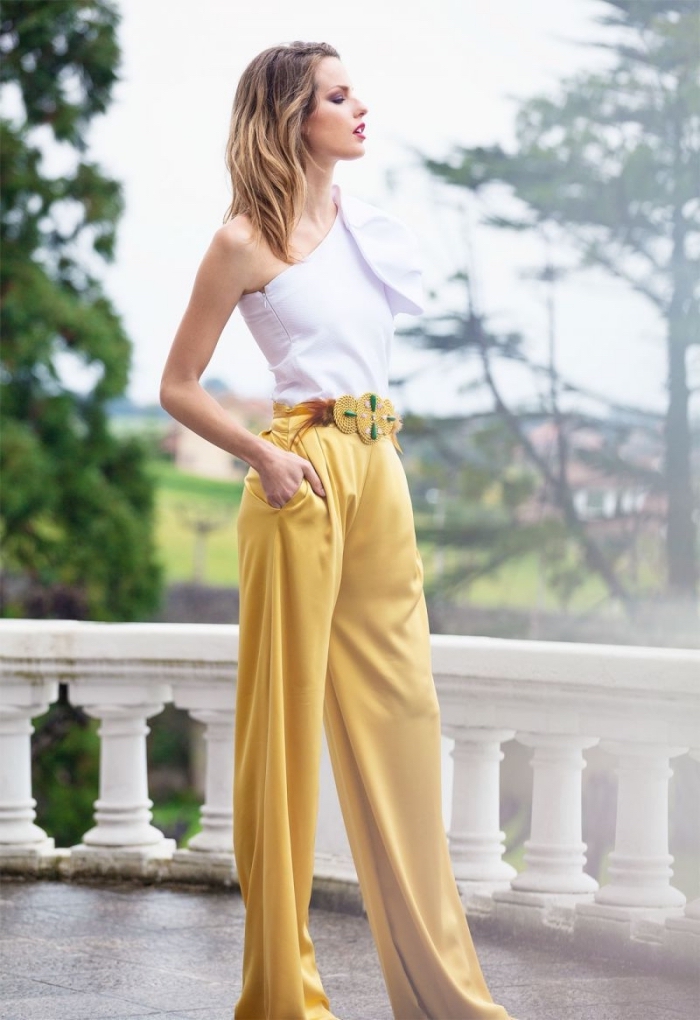comment assortir les couleurs de ses vêtements, modèle de pantalon jambes larges avec ceinture dorée ornée de pierres vertes