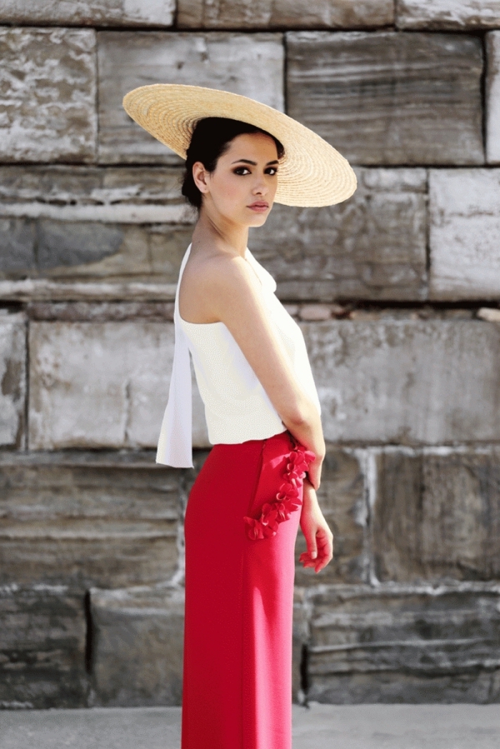 idée tenue de cérémonie femme, modèle de pantalon large jambe en rouge avec top blanc et capeline en paille