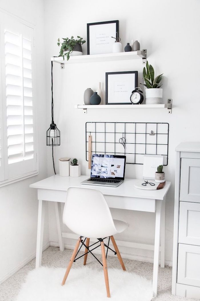 Shaggy tapis blanc, déco simple scandinave bureau salon, rangement bureau décoré avec lignes épurées en blanc et plantes vertes pour déco