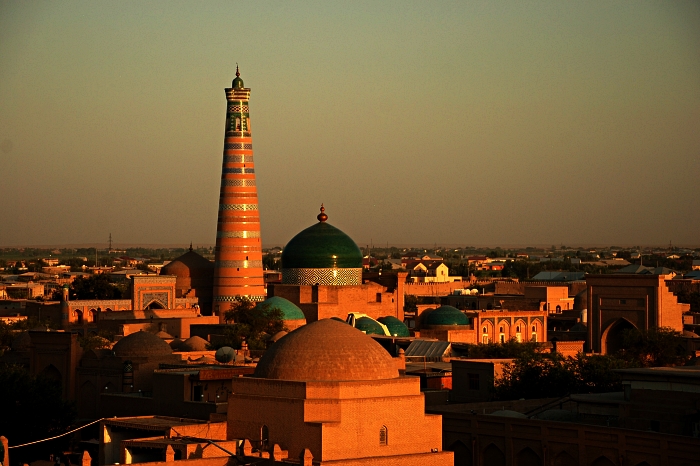 vue sur l'ancienne ville fortifiée de khiva en ouzbékistan au coucher de soleil, patrimoine architectural ouzbek