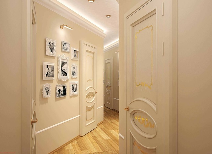 Couloir long étroite à forme irrégulière, blanc murs détails dorés, photographies sur les murs, cadre photo shabby chic