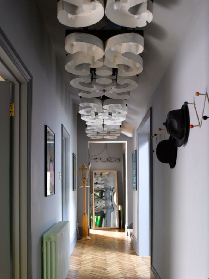 Idée comment décorer un couloir étroit, design d'intérieur moderne pour couloir, lampes en s installation 