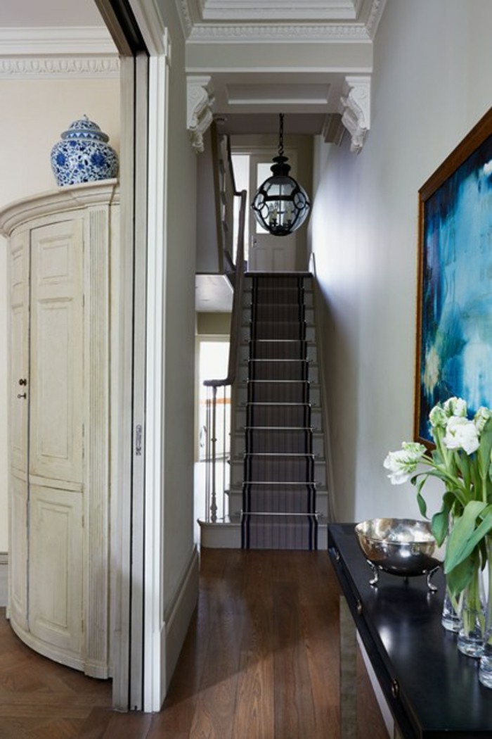Vase avec fleurs, escalier aménager un couloir d'entrée étroit, idée comment décorer