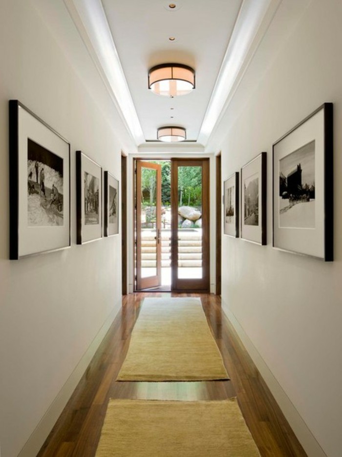 5 astuces pour décorer un couloir trop étroit, design d'intérieur, deux tapis longs et étroites à couleur jaune, photo noir et blanc à disposition 
