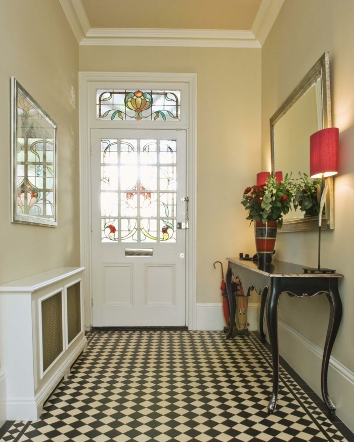 Taupe murs, meubles d'entrée, porte blanche avec virage décoratif, habiller un couloir long et étroit, photo couloir moderne