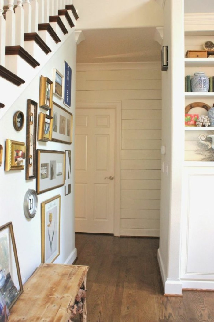 Bois banc, escaliers décoration pentures, idee blanche peinture couloir long et étroit, élargir son couloir 