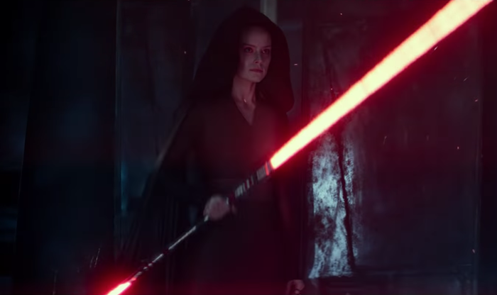 La bande annonce de Star Wars : The Rise of Skywalker a marqué les fans par sa dernière image montrant Rey tenant un double laser rouge