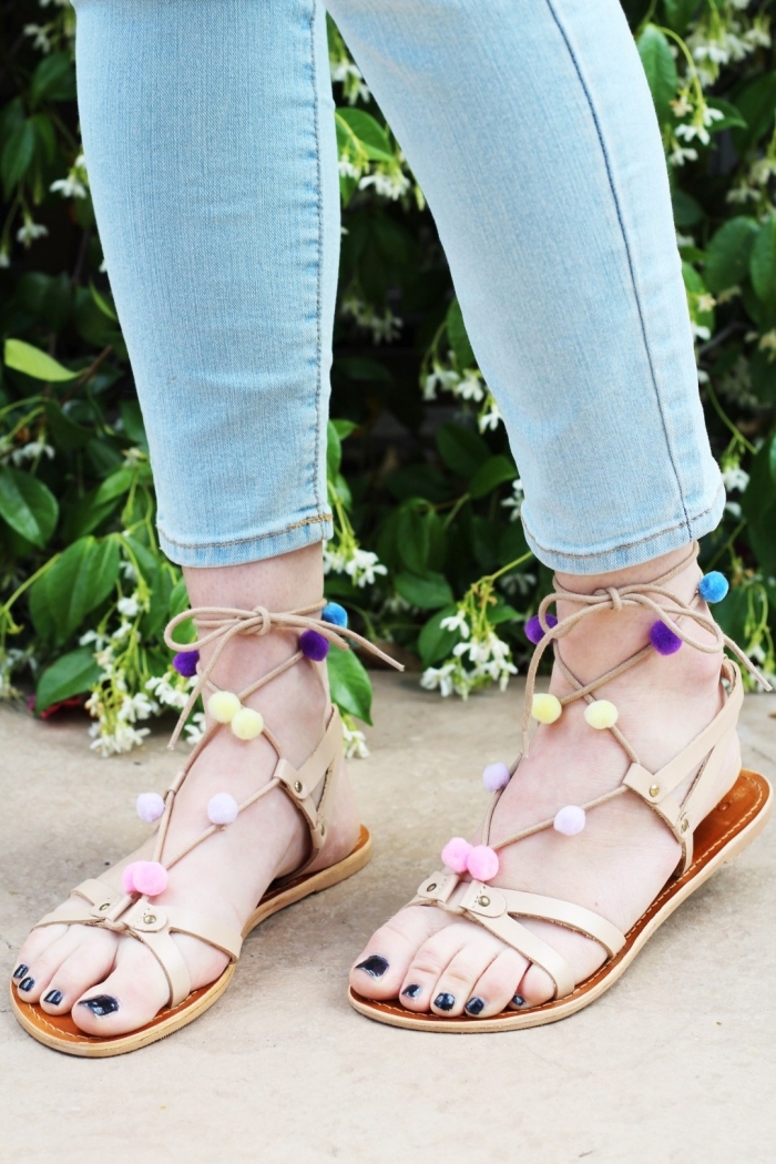 idée comment porter les sandales pompons DIY, modèle chaussures d'été plates avec décoration en mini pompons
