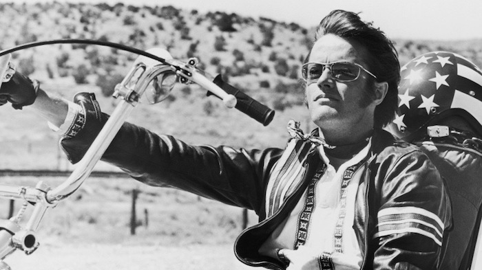 Peter Fonda s'était fait connaitre du grand public avec le film Easy Rider aux cotés de Jack Nicholson et Dennis Hopper, qu'il a produit et co écrit