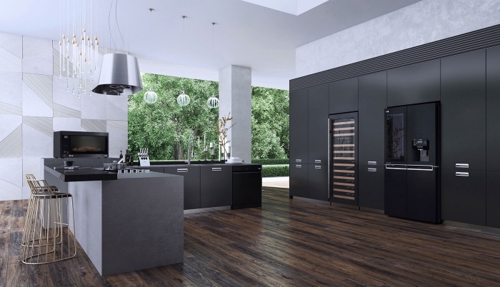 décoration cuisine bois moderne au plancher bois foncé, agencement cuisine espace ouvert en gris et noir mat