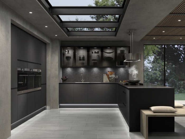 design intérieur moderne dans une cuisine aux couleurs foncées, déco cuisine gris anthracite avec plan de travail noir