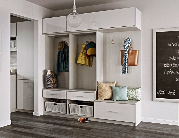 meuble d'entrée vestiaire avec banc, étagères et placards, entrée aux murs gris clair et au parquet bois gris