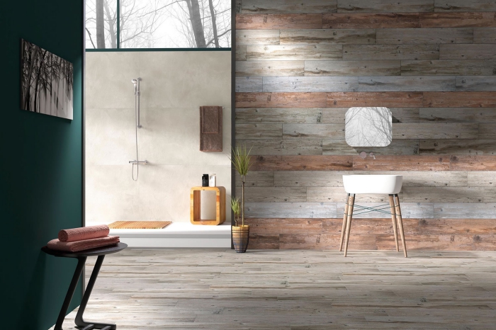 design intérieur moderne, décoration salle de bain avec cabine de douche, revetement mural bois en planches différentes couleurs