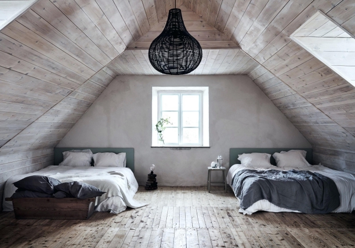 comment décorer une chambre sous combles de style minimaliste, idée pièce aux murs en planches de bois clair