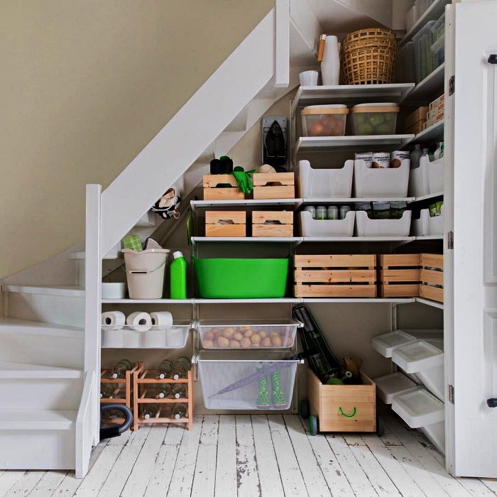idée rangement fonctionnel sous escalier, étagères ouvertes avec des caisses en bois et des boîtes de rangement ikea