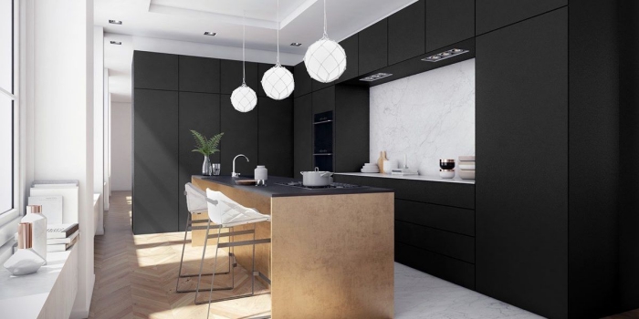 décoration plan de travail noir et crédence marbre, aménagement cuisine avec îlot, revêtement de plancher cuisine en parquet
