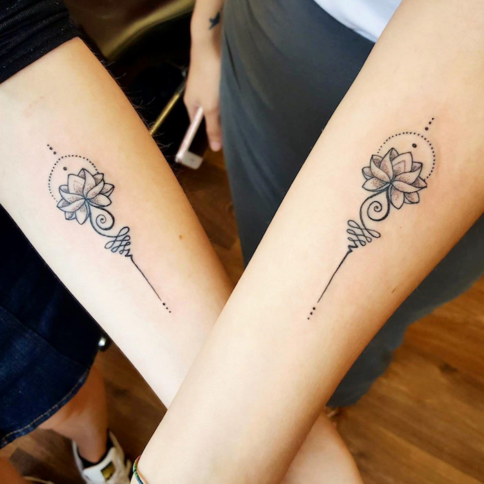 Mains tatoués, filles amies avec tatouages meilleure amie, symbole tatouage lotus, choix tatouage à grand signification 
