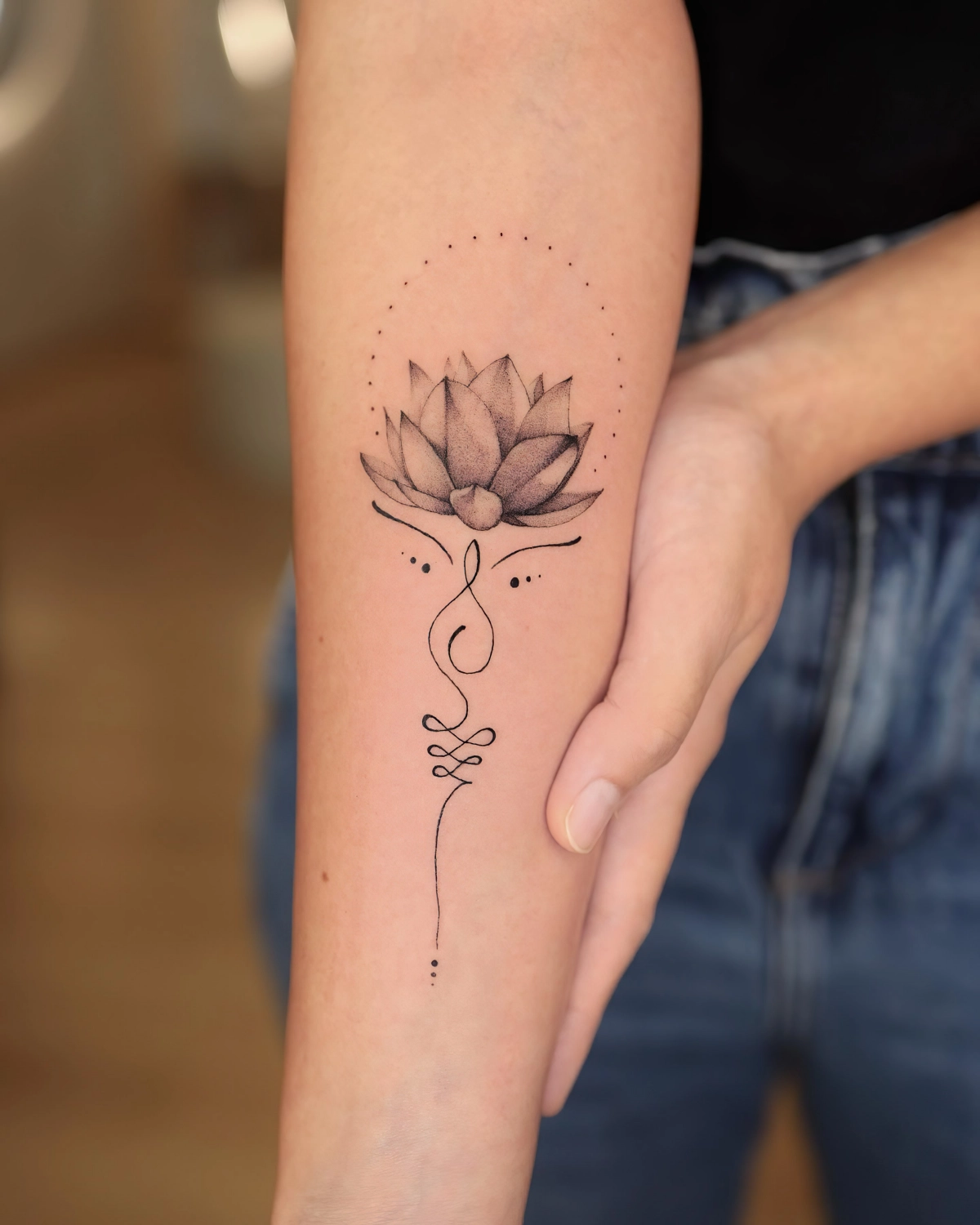 art dessin corps lotus plante ornements bras main femme jeans taille haute